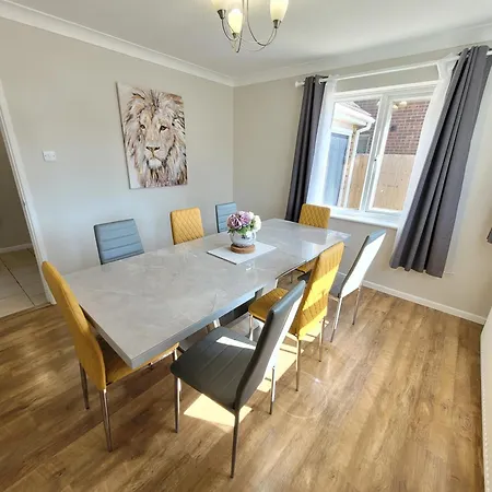 President Road- A Spacious And Homely Four Bed House By Catchpole Stays Lexden Exterior photo